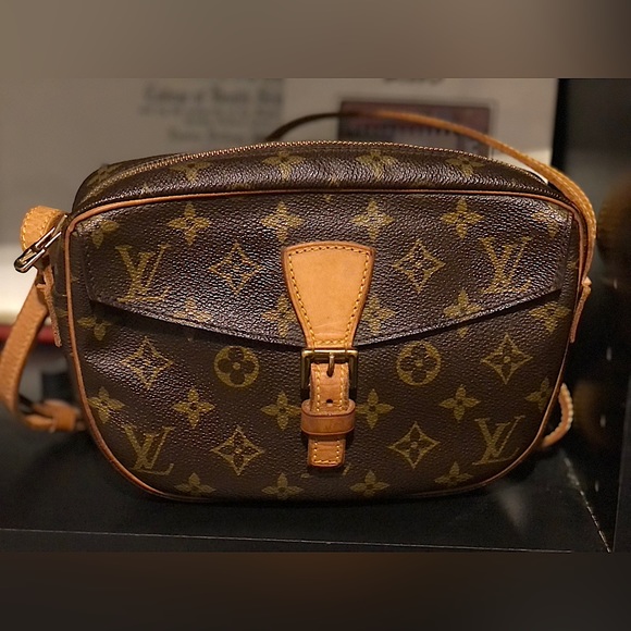 Louis Vuitton Handbags - Vintage Louis Vuitton Crossbody Handbag.